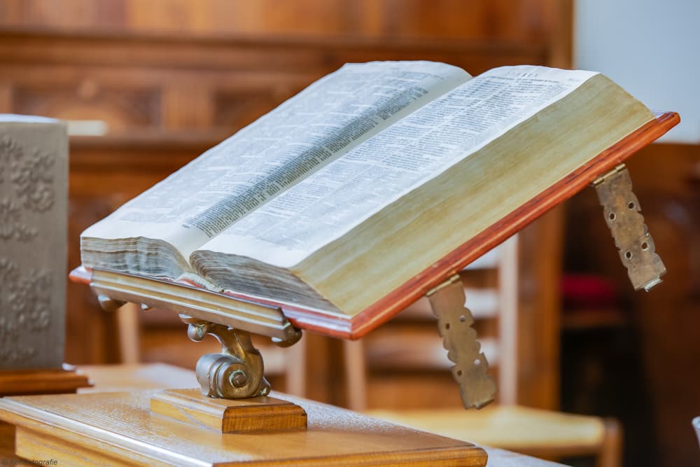 Opengeslagen bijbel op de avondmaalstafel