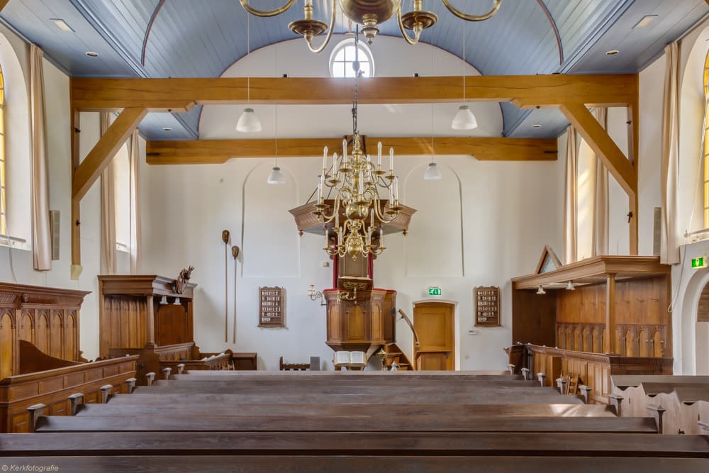 Kerkzaal met kansel en orgel