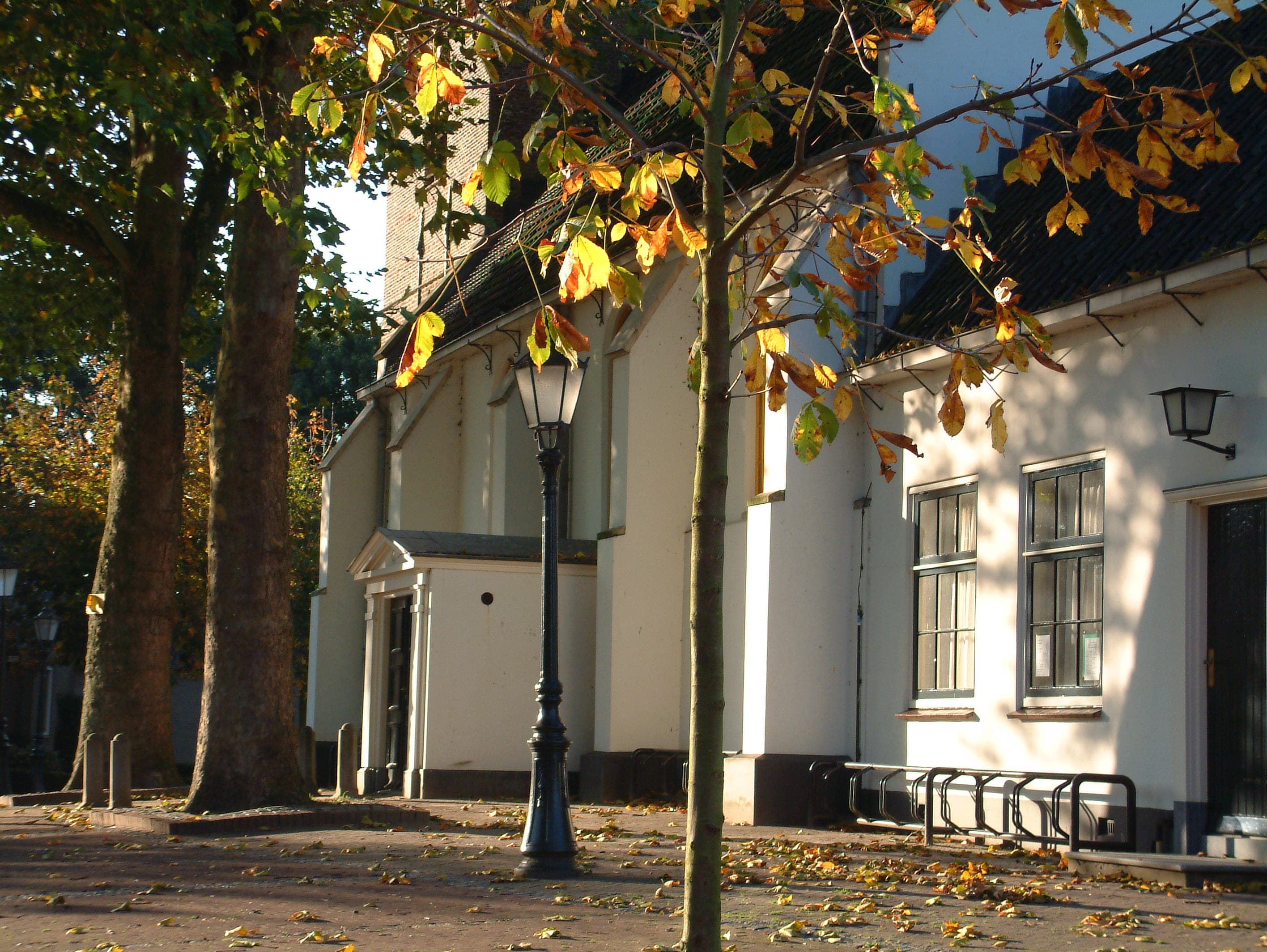 Kerkgebouw in de herfst