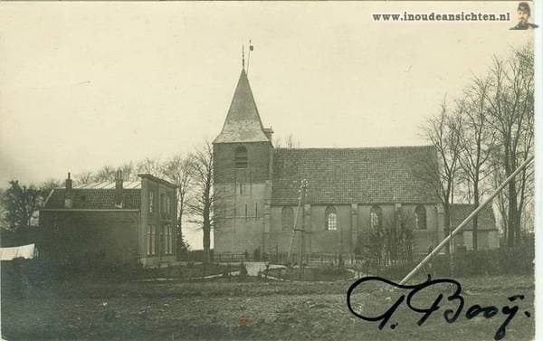 De kerk met pastorie, gezien vanaf het weiland