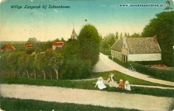 Kinderen langs de weg, met de kerktoren in de verte