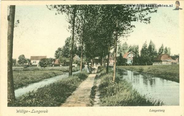 De Langesteeg met sloot en bomenrij