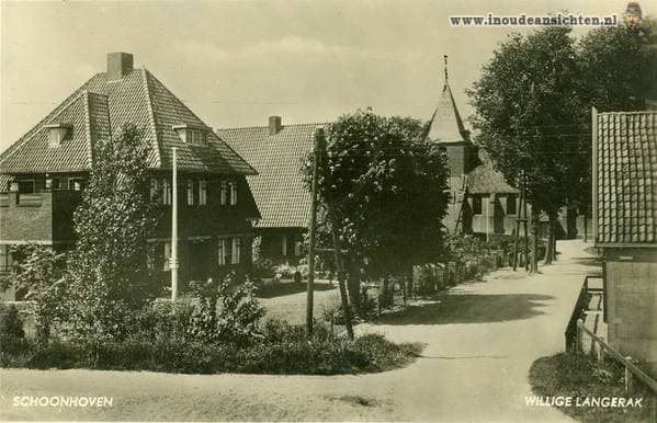 Dorpsgezicht met woningen en de kerktoren