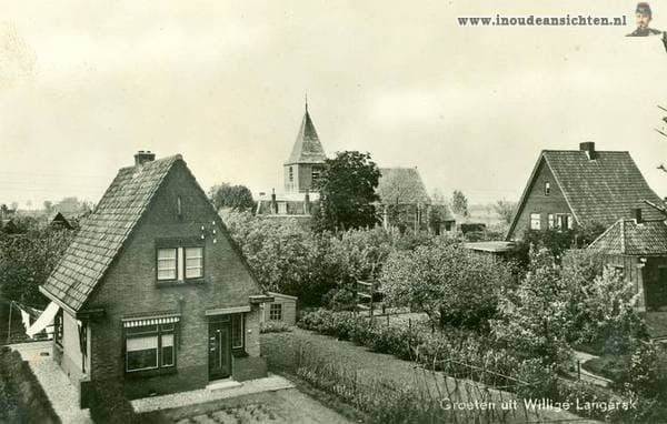 Gezicht over de tuinen naar de kerk