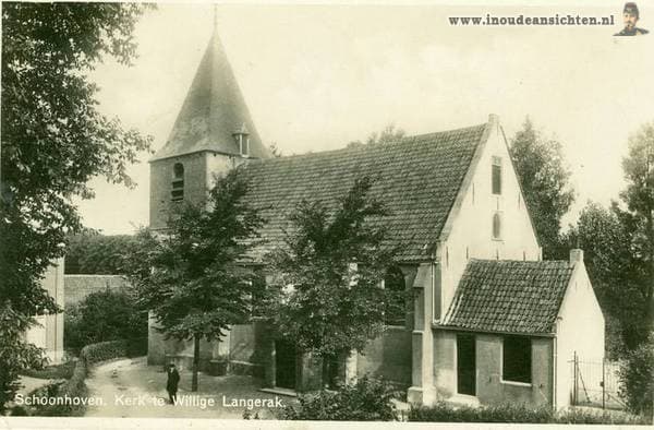De kerk met omliggende bebouwing