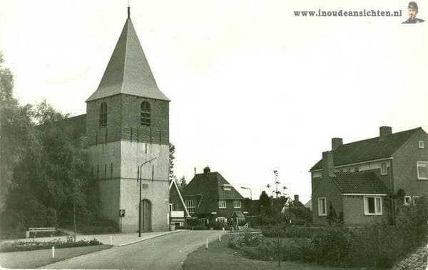 De kerktoren met naoorlogse woningen