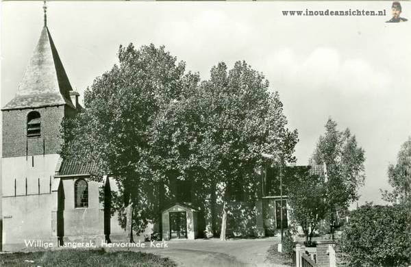 De hervormde kerk achter een grote boom