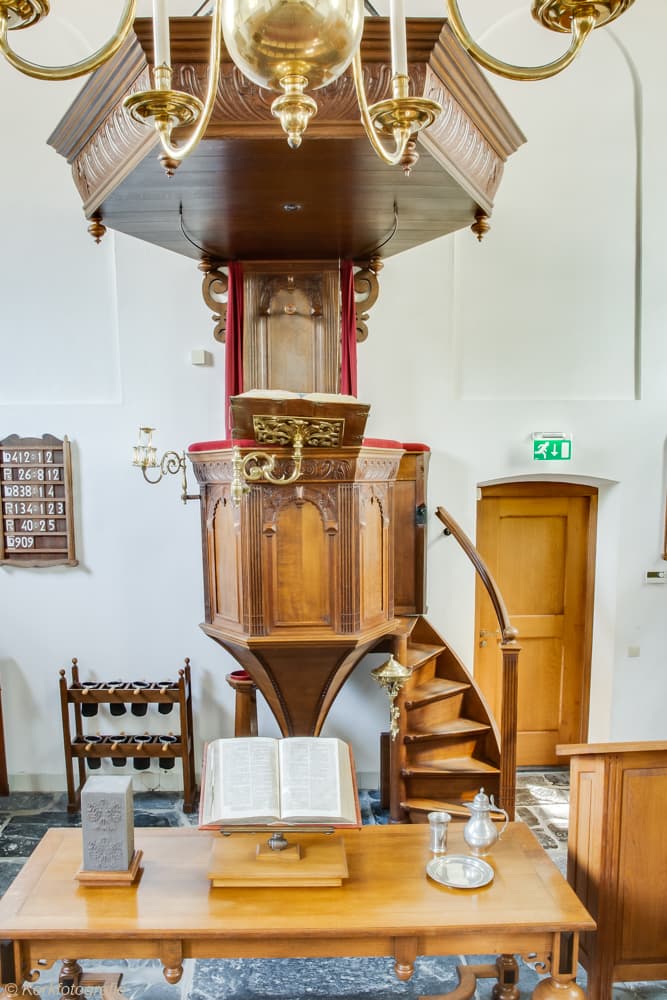 Kerkzaal met preekstoel en avondmaalstafel